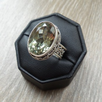 Zilveren ring met groene Amethist in bewerkte setting 18 mm